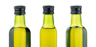Beyaz arka planda izole edilmiş küçük yeşil cam şişede zeytin yağı. Zeytin. Yağ. Sağlıklı yemek..