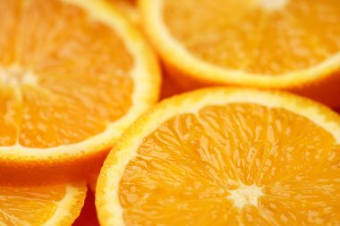 Marco bir portakal vurdu ve çevirdi. Citrus. Portakallı turuncu hamura yakın çekim. Portakal dilimleri. Meyve arkaplanı.