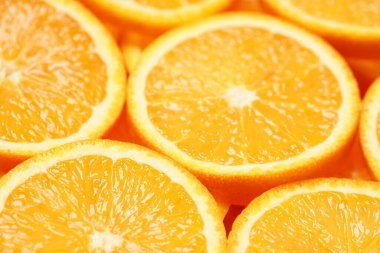 Marco bir portakal vurdu ve çevirdi. Citrus. Portakallı turuncu hamura yakın çekim. Portakal dilimleri. Meyve arkaplanı.