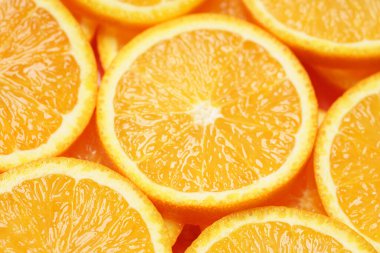 Marco bir portakal vurdu ve çevirdi. Citrus. Portakallı turuncu hamura yakın çekim. Portakal dilimleri. Meyve arkaplanı.