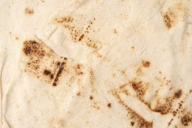 Beyaz arka planda ince lavaş izole edilmiş. Ermeni mayasız lavaş. Lavaş desenli ekmek arkaplanı olarak.