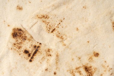 Beyaz arka planda ince lavaş izole edilmiş. Ermeni mayasız lavaş. Lavaş desenli ekmek arkaplanı olarak.