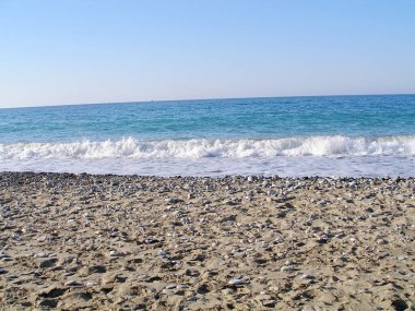 Mavi gökyüzü, dalgalar ve deniz, doğa.