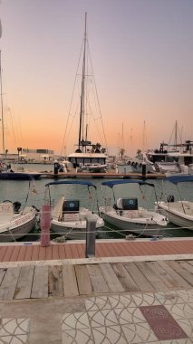 Denizin üzerinde güzel bir gün batımı