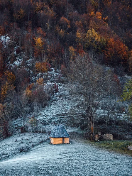 Beau Paysage Avec Une Maison Bois Solitaire Dans Les Montagnes — Photo