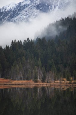 Dağlarda gölü olan güzel bir manzara.
