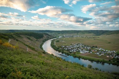 Suyun üstünde kargo gemisiyle dağ manzarası. Tuna Nehri, Gorge, Romanya ile Sırbistan arasındaki sınırda.