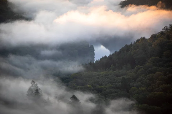 Mgła Poranna Nad Górską Rzeką Niemczech — Zdjęcie stockowe
