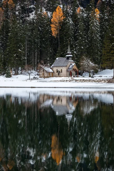 Malá Kaplička Obklopená Lesy Horami Jezera Lago Braies Regionu Trentino — Stock fotografie