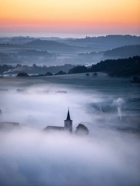 Mlhavý Východ Slunce Horách Mlha Popředí Malá Vesnička Kostelem — Stock fotografie