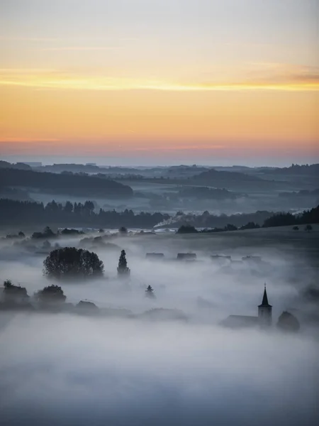 Brzy Ráno Vesnici Mlha Krásný Východ Slunce Horách — Stock fotografie
