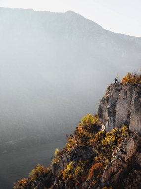 Nehir ve dağların güzel manzarası