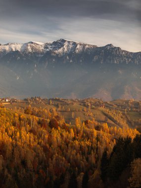 Dağlarda gün doğumu doğa manzarası