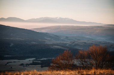 Dağların üzerinde güzel bir gün doğumu, Transilvanya, Romanya