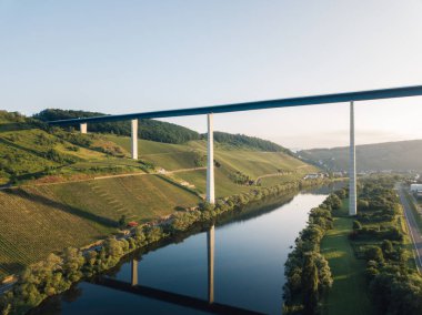 Uerzig ve Zeltingen-Rachtig arasındaki Hochmoselbruecke (Yüksek Moselle Köprüsü) binası, Moselle, Almanya. İHA 'dan hava görüntüsü