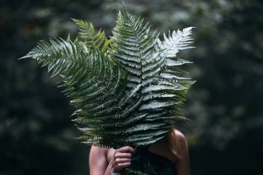 Fern tutan kadın bırakır 