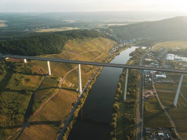 Uerzig ve Zeltingen-Rachtig arasındaki Hochmoselbruecke (Yüksek Moselle Köprüsü) binası, Moselle, Almanya. İHA 'dan hava görüntüsü