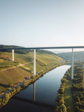 Uerzig ve Zeltingen-Rachtig arasındaki Hochmoselbruecke (Yüksek Moselle Köprüsü) binası, Moselle, Almanya. İHA 'dan hava görüntüsü