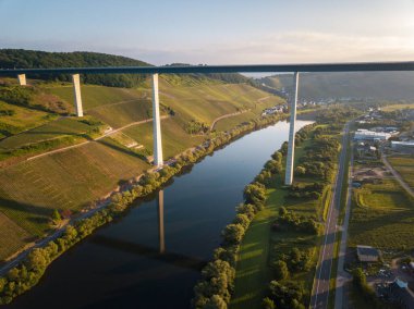 Uerzig ve Zeltingen-Rachtig arasındaki Hochmoselbruecke (Yüksek Moselle Köprüsü) binası, Moselle, Almanya. İHA 'dan hava görüntüsü
