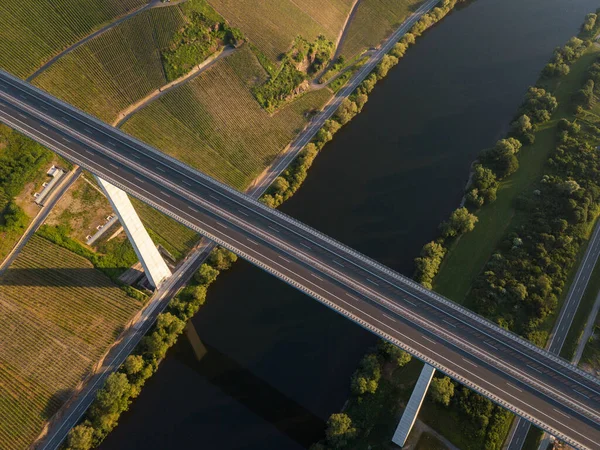 stock image Aerial top down view of Highway, high Moselle bridge. River flowing under road. Zeltingen-Rachtig in Rheinland-Pfalz, Germany.