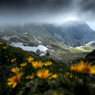 Romanya 'nın Transfagarasan kentinde Balea buzulu gölü, panoramik sisli dağların manzarası.