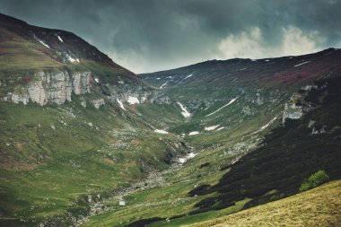 Dağlardaki vadinin manzarası