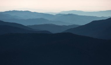 Sabah vakti dağların güzel manzarası