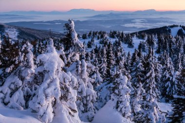 Dağlarda panoramik kış günbatımı manzarası