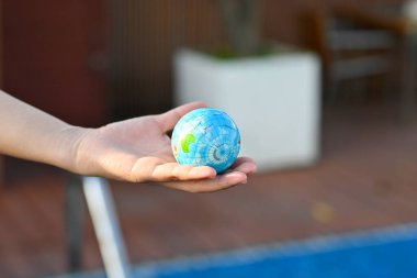 Kadın, açık hava arka planına sahip mavi eldiveni tutuyor, açık hava aktivitelerinden zevk alıyor duygu ve duygu, dünyayı keşfetmek, eğlenceli aktiviteler, dünya ilginç.