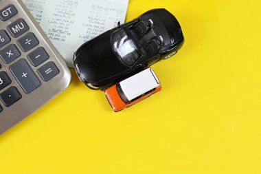 Hesap makinesi, hesap defteri, spor araba, minibüs aile arabası. İkinci araba ya da ev satın alma, finansal konsept satın alma, borç ödeme gideri