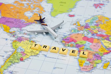 Dünya atlası haritasında Tayland dili tercümesi ve seyahat kelimesi, seyahat konsepti, tatil, seyahat, ulaşım, uluslararası, uçuş,