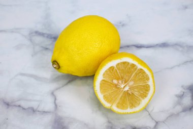 organik taze limon, ikiye bölünmüş.