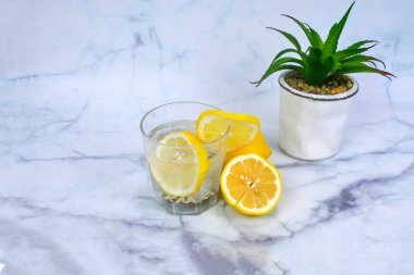 Günlük rutin işler için limonlu su, aşılanmış içecekler yardım ve susuz kalma konsepti.