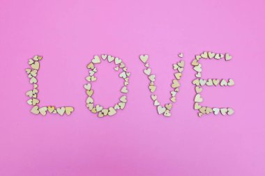 Aşk, küçük ahşap kalpten parça parça yapılır. Aşk, duygu ve duygusallık, sevgi verir ve alır, milyonlarca aşk.