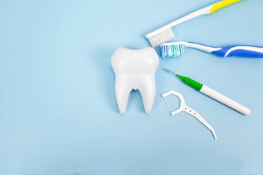 Beyaz sağlıklı diş fırçası, çeşitli diş fırçası, diş ipi, diş ipi, diş bakımı ürünleri, kişisel temizlik yaşam tarzı konsepti.
