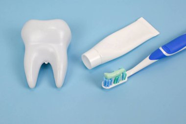 Beyaz diş fırçası, diş macunu, diş macunu, diş bakımı ürünleri. sağlıklı yaşam tarzı, kullanım, temizlik