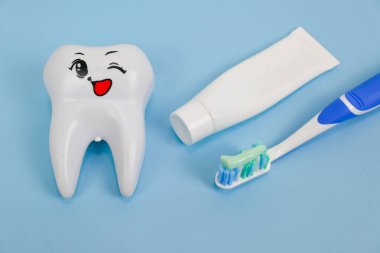 Beyaz gülümseyen diş fırçası, diş macunu, diş macunu, diş bakımı ürünleri. sağlıklı yaşam tarzı, kullanım, temizlik