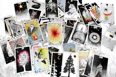 Bangkok, Tayland, 14 Aralık 2022, tarot kartları saçıldı, vahşi tarot güvertesi, büyük arkana, güneş, yıldız, dünya, çarkıfelek, münzevi, sihirbaz, ölüm, okültizm, büyücülük, büyücülük, yakın plan