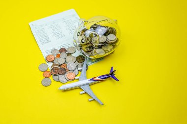 Piggy Tasarruf Kavanozu 'na bozukluklar, madeni paralar, hesap defteri, uçak, seyahat için tasarruf, finansal plan konsepti, bütçe