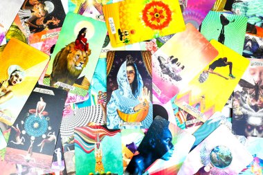 Bangkok, Tayland, 22 Aralık 22, tarot kartları okumak için yayılıyor, tarot güvertesi, büyük arcana, ortadaki yüksek rahibe kartı, güç, çarkıfelek, at arabası, ölüm, okültizm kapanıyor