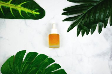 Kozmetik doğa cilt bakımı ve temel yağ aromaterapisi. Organik doğal bilim güzellik ürünü. Bitkisel alternatif tıp, düz ve doğal yapraklı arka plan. Beyaz damla şişesi..