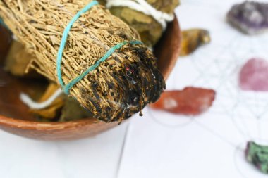  Merkaba 'da kristallerle yanan beyaz adaçayı, Metatron Küpü ruhani ritüeller için kutsal geometri alanı, farkındalık yaşam tarzı, alternatif enerji iyileştirme