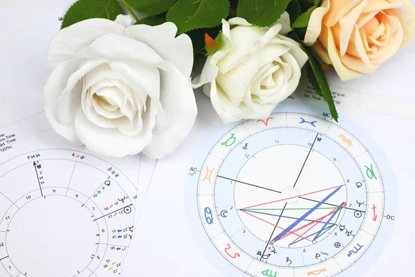 Печатная Астрологическая Диаграмма Рождения Белые Розы Рабочее Место Астрологии Духовное — стоковое фото