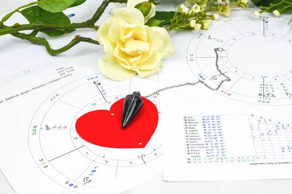 Печатная Астрологическая Диаграмма Рождения Белые Цветы Сердце Маятник План Астрологии — стоковое фото