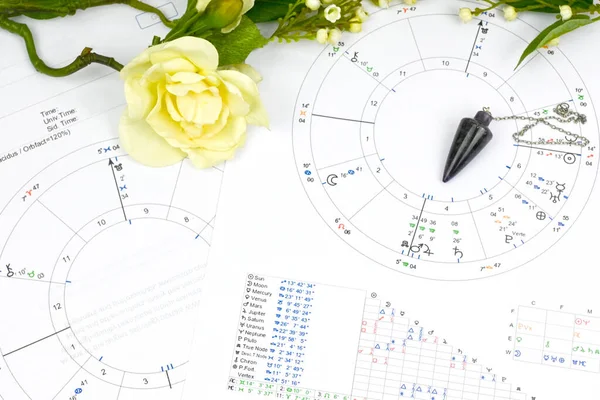 Печатная Астрологическая Диаграмма Рождения Белые Цветы Маятник Рабочее Место Астрологии — стоковое фото