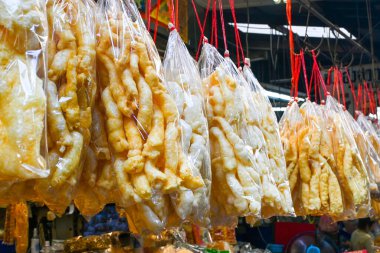 Kanepede gölgeyle otururken kitap okumak. Okuyarak öğreniyorum. Dünyayı keşfetmek için. Ruhani kişisel bakım zamanı.