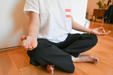 Kanepede gölgeyle otururken kitap okumak. Okuyarak öğreniyorum. Dünyayı keşfetmek için. Ruhani kişisel bakım zamanı.