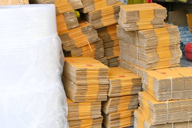 Kutuyu monte etmeden önce karton kutular yığın ve paketleme için balon film.