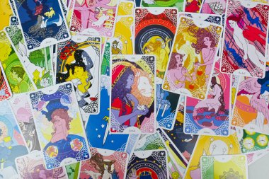 Bangkok, Tayland, 20 Ocak 2023, tarot kartları düz yayılıyor, Star spinner tarot güvertesi, büyük arcana, ortasında güçlü tarot kartı, manevi sezgi okuma.