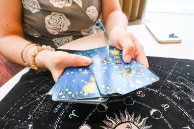 Tarot okuyucu tarot karıştırır ve tarot okumak için kartları dağıtır. Sezgi tarot okuma, ruhani kehanet falcılık. Psikoloji danışmanı..